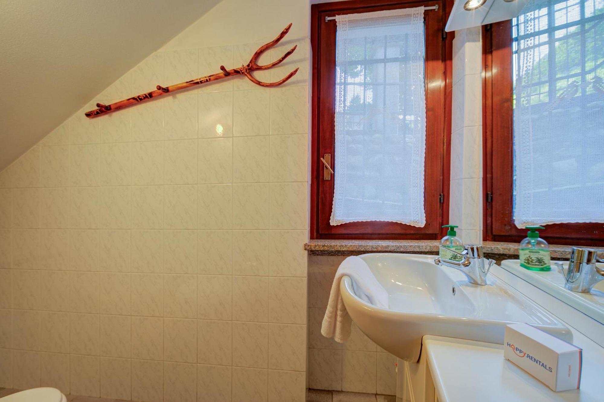 Villa Il Castagno Few Min From Beach - Happy Rentals Castelveccana المظهر الخارجي الصورة