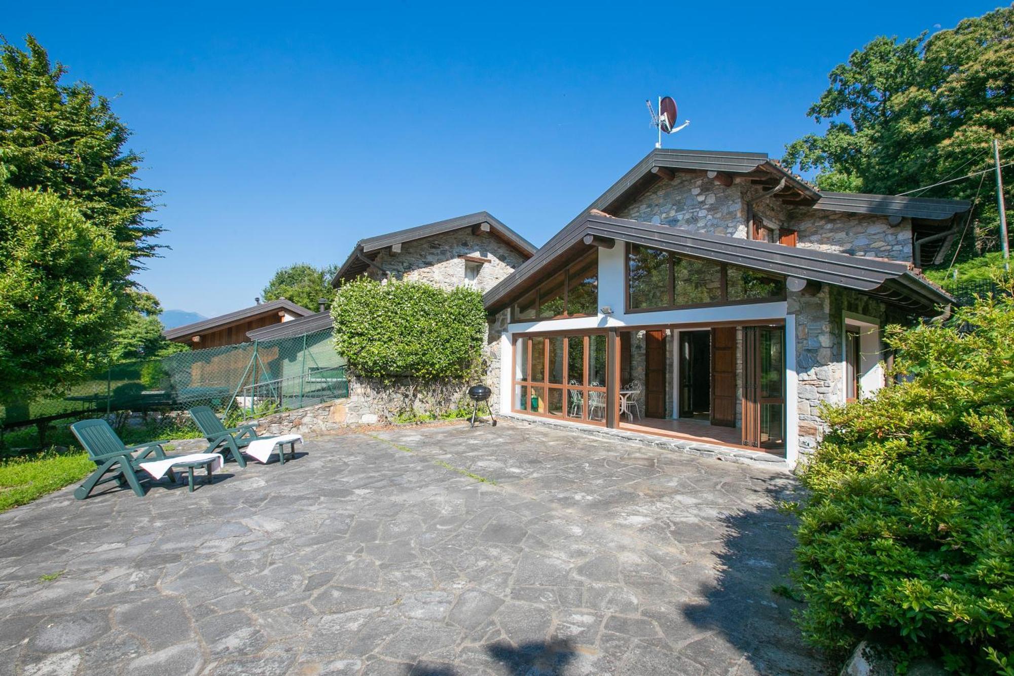 Villa Il Castagno Few Min From Beach - Happy Rentals Castelveccana المظهر الخارجي الصورة